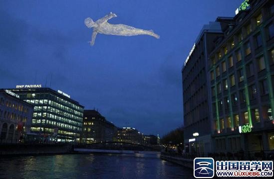 法国一艺术家创造“透明人”翱翔天际
