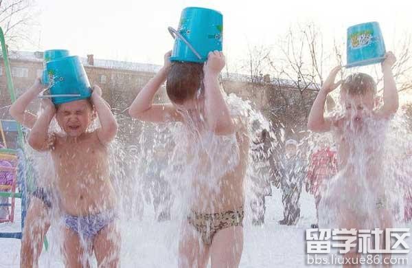 双语阅读：俄罗斯幼童雪地进行冰桶挑战